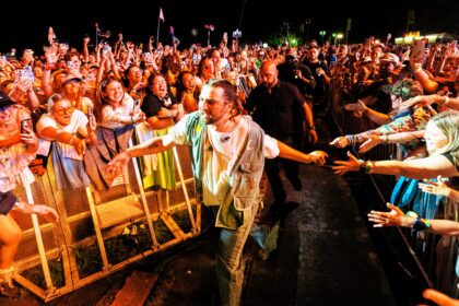 Noah Kahan at Bonnaroo 2026. Photo by Pooneh Ghana.